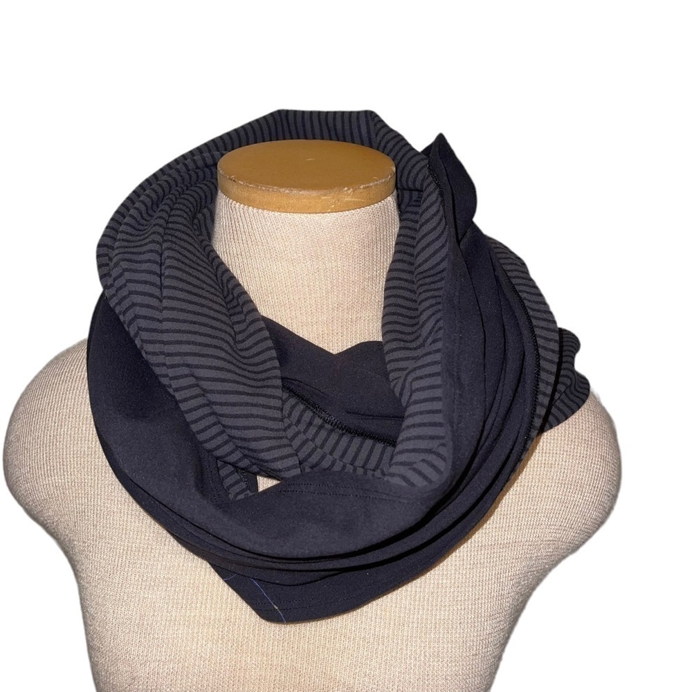 Lululemon Woman Infinity Scarf